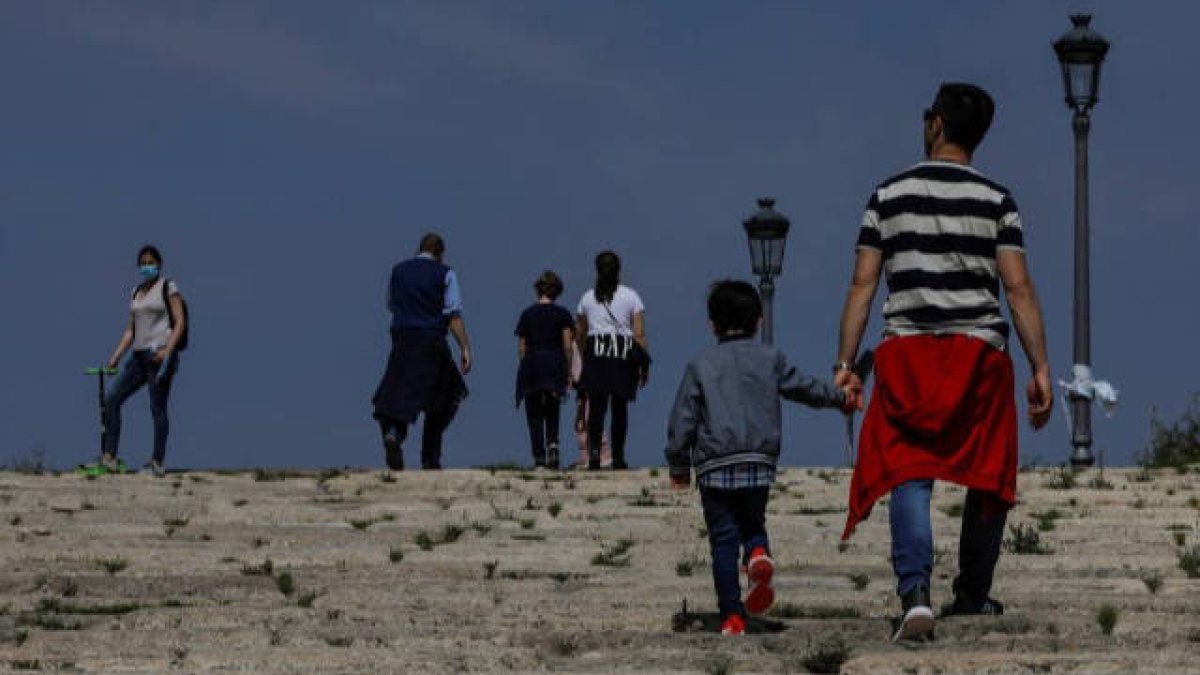 Los niños han podido salir a la calle.