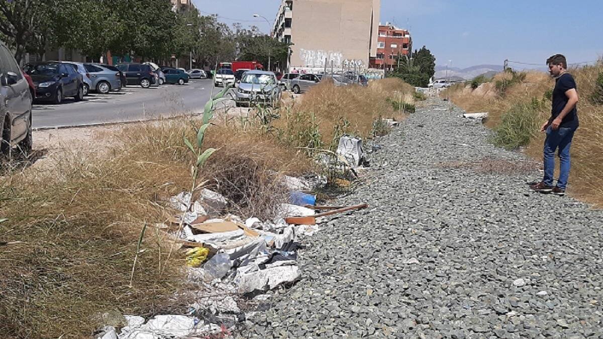 Vecinos denuncian la presencia de ratas y basura en las antiguas vías de Adif