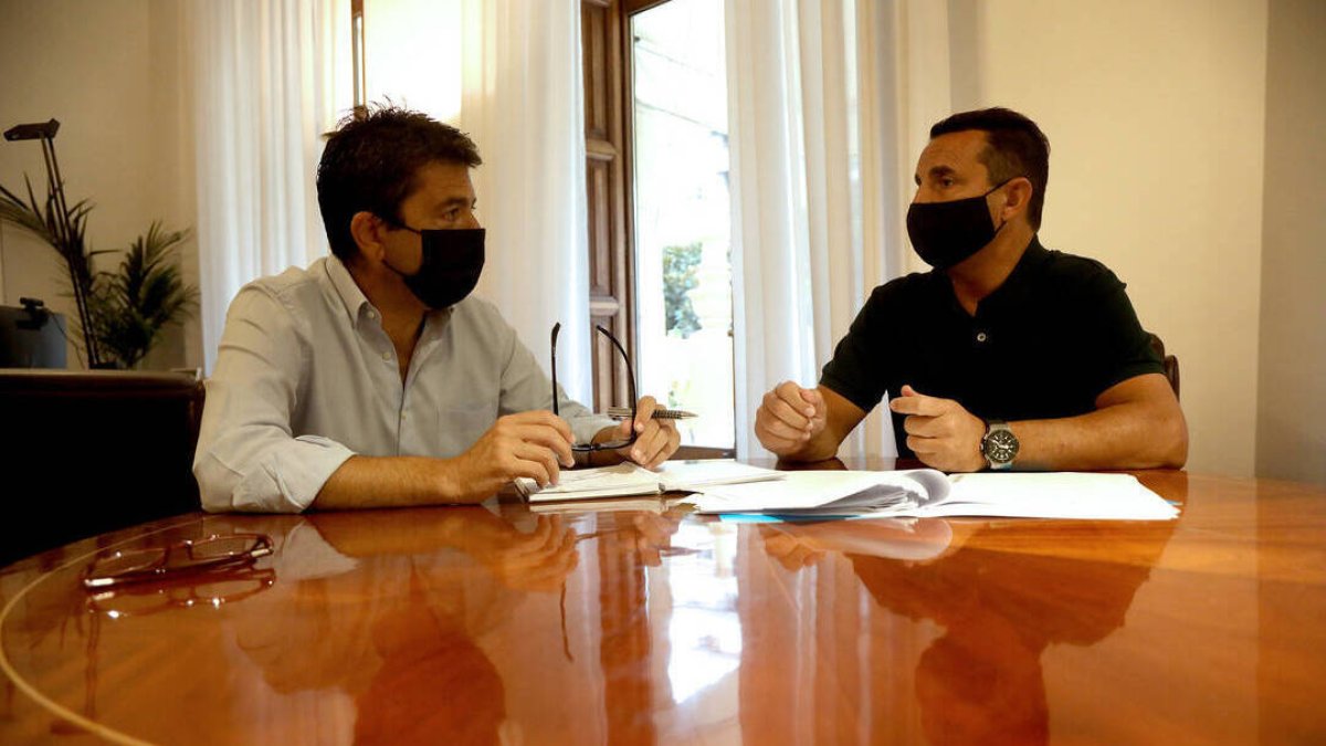 Reunión entre el presidente Carlos Mazón y el diputado provincial de Deportes, Bernabé Cano.