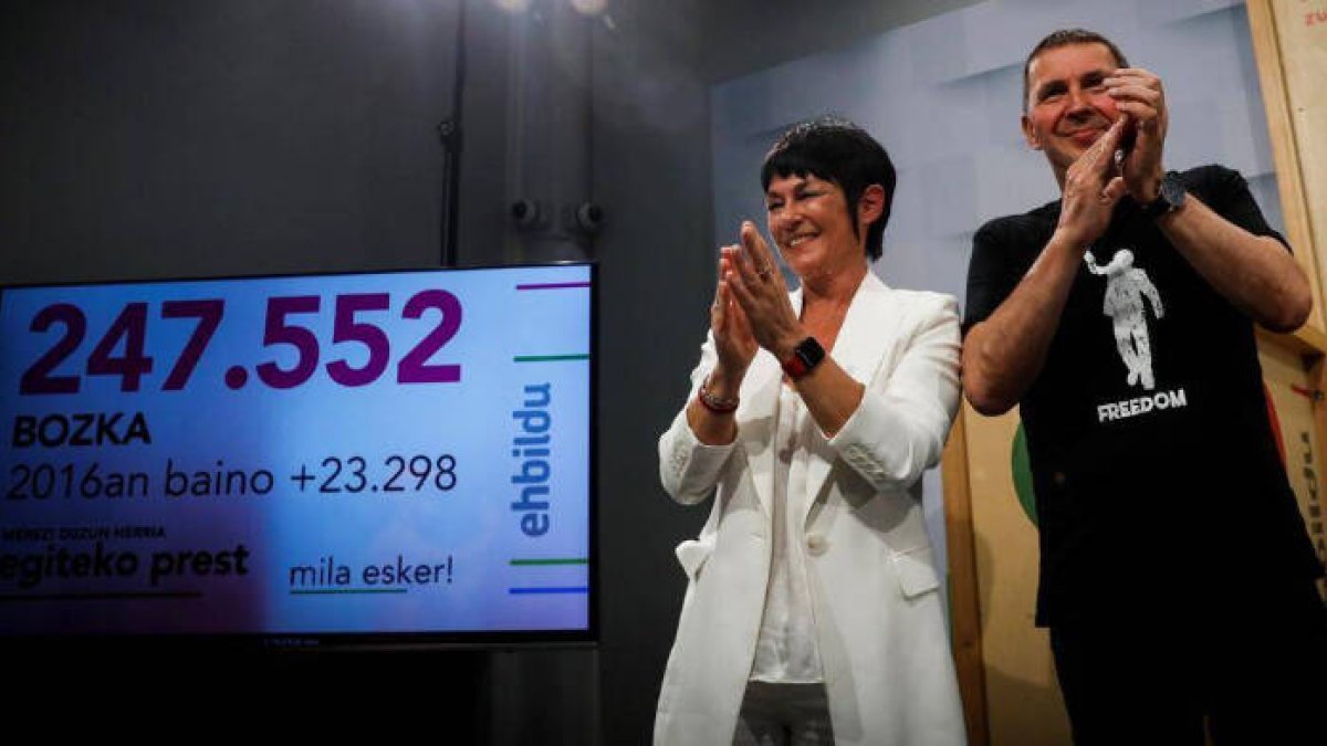 Otegui, en la noche electoral, celebrando el resultado de Bildu