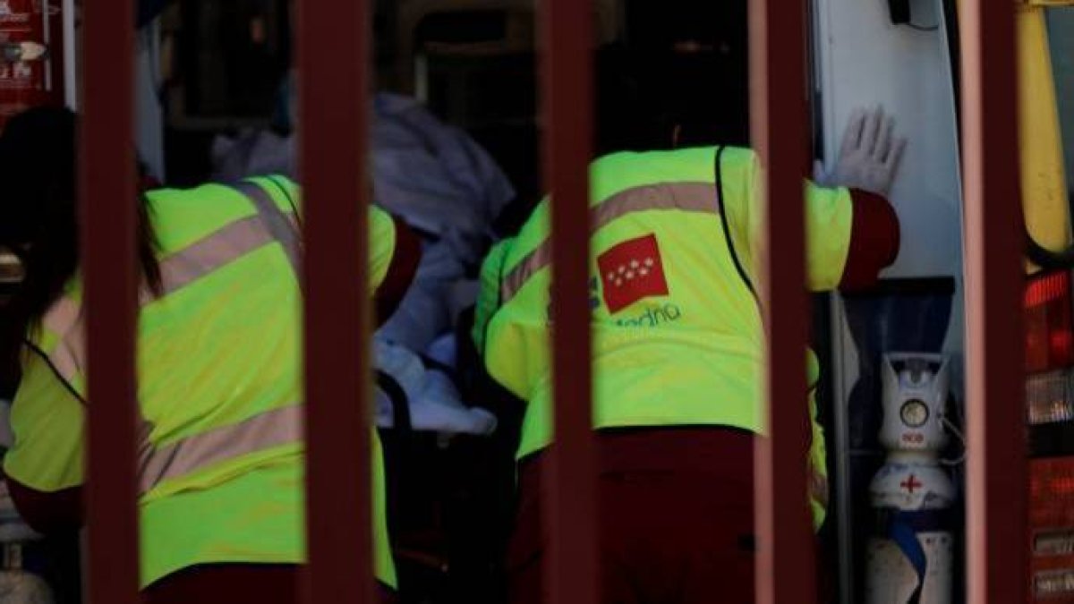 Personal sanitario, este lunes, en una residencia de mayores de Valdemoro (Madrid).