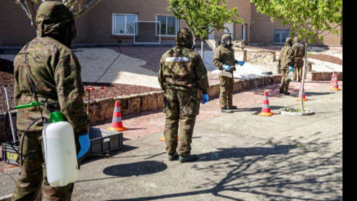 Trabajos de desinfección en un centro de mayores llevado a cabo por el ejército.