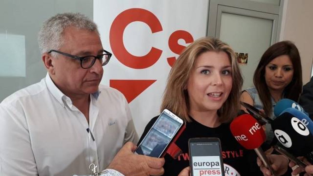 El edil Antonio Manresa junto a Mari Carmen Sánchez.