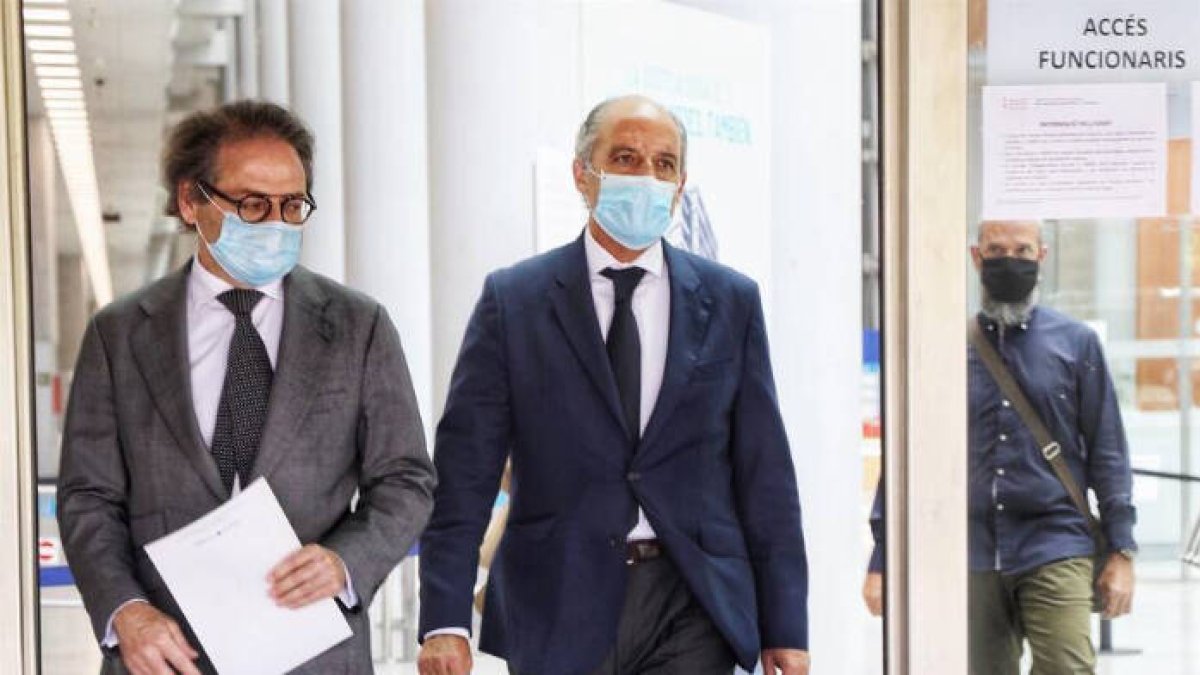 Francisco Camps, a la salida de la Ciudad de la Justicia