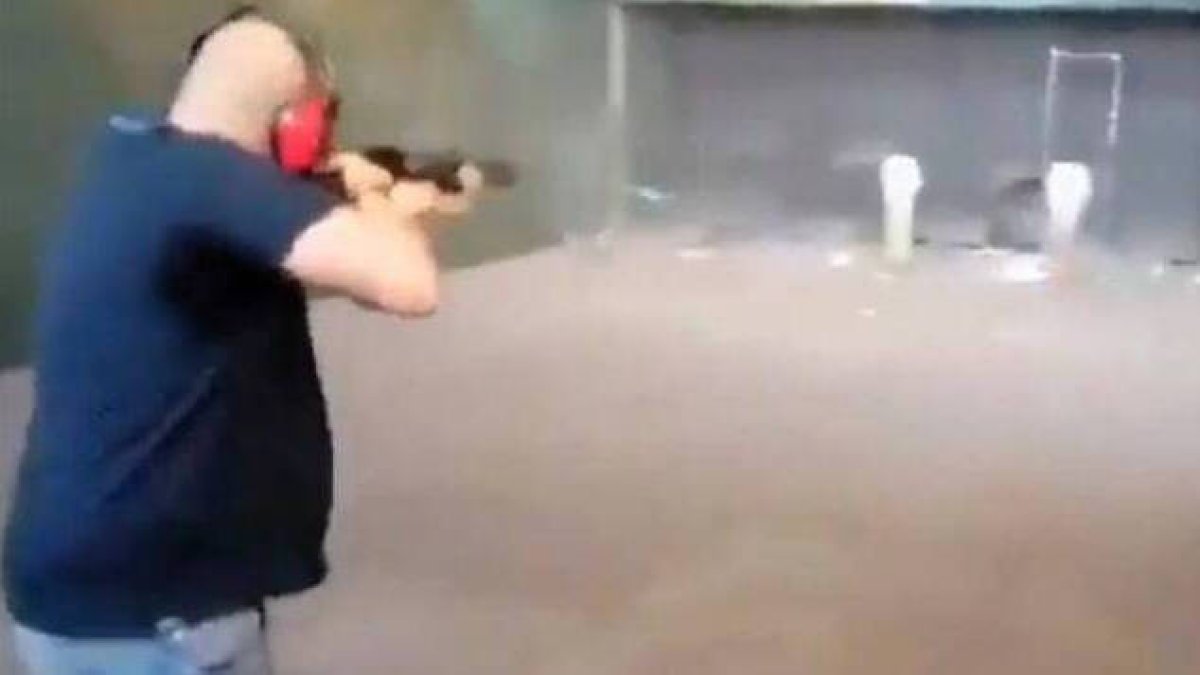 Una imagen del vídeo en el que se dispara a la fotografía de miembros del Gobierno