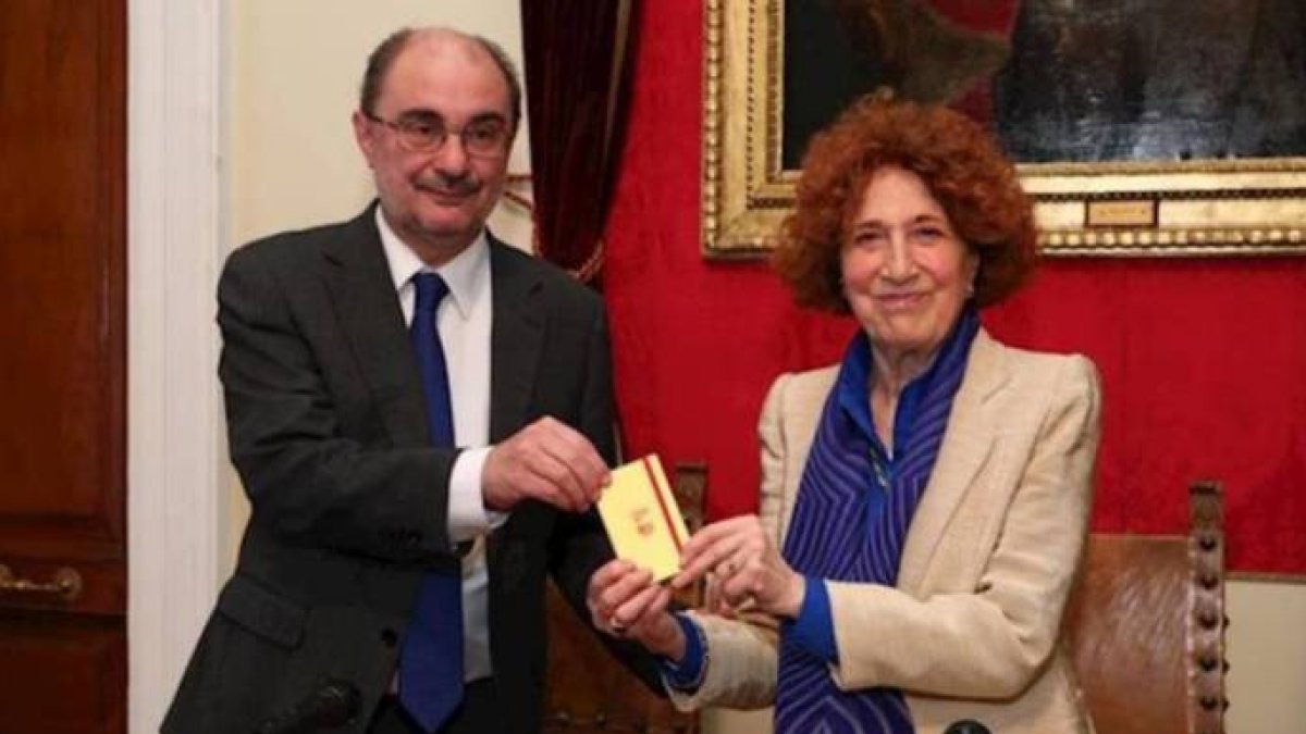 La presidenta de la Real Academia de la Historia, Carmen Iglesias, junto al presidente de Aragón, Javier Lambán.