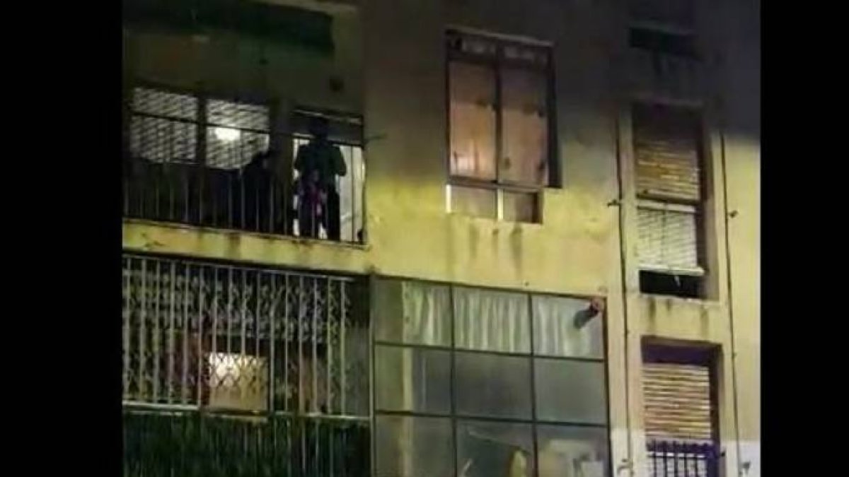 La Policía de Alicante felicita a una niña por su cumpleaños con sus sirenas