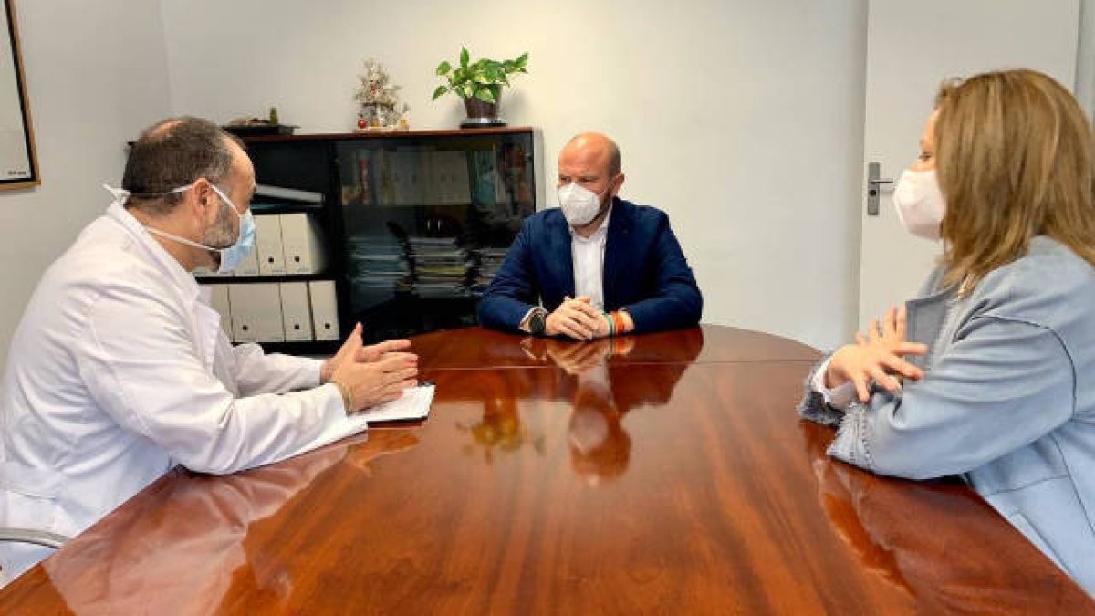 El presidente de la diputadión de Valencia,Toni Gaspar, y la diputada Pilar Sarrión junto a Toni Pla en el complejo de Bétera