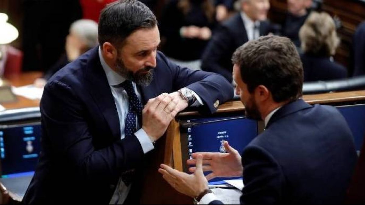 Abascal y Casado conversan en el Hemiciclo.