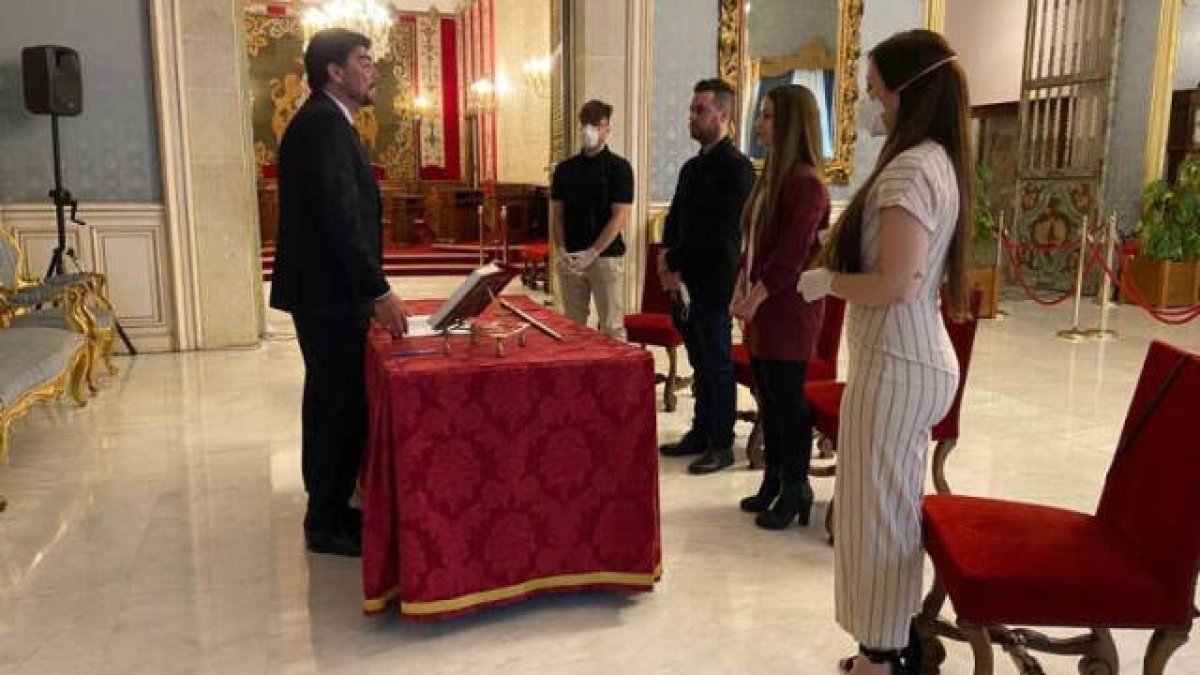 Boda en el Salón Azul oficiada por el alcalde de Alicante en el mes de abril / FOTO de archivo