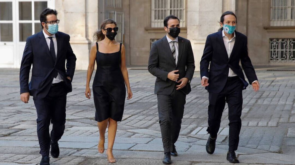 Representantes de Podemos a su llegada al homenaje en el Palacio Real