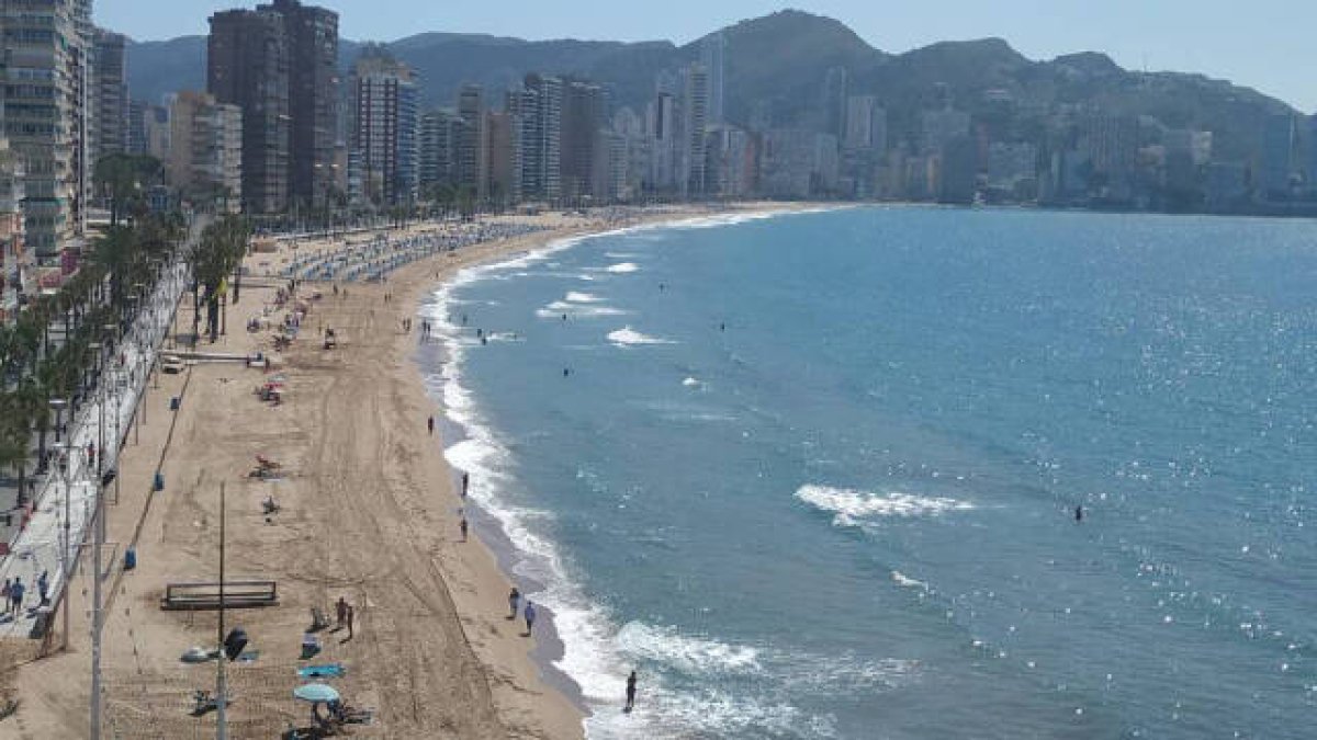 Floja ocupación en las playas de Benidorm por la ausencia de turismo