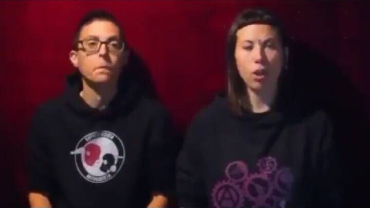 Una imagen del vídeo en el que las defensoras de las gallinas hablan de racismo