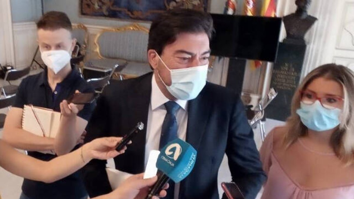 Barcala pide “unidad de acción” a los grupos de la corporación para defender el superávit