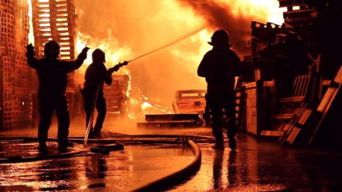 Los bomberos llevan desde las 4 de la madrugada y han conseguido dar el incendio por extinguido