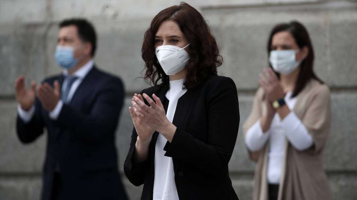 La presidenta madrileña, Isabel Díaz Ayuso, aplaudiendo a los sanitarios.