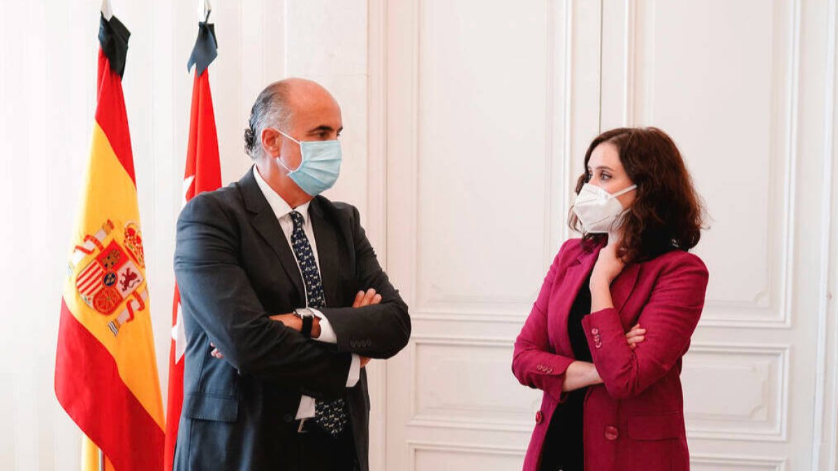 La presidenta madrileña en la toma de posesión del nuevo viceconsejero de Sanidad, Antonio Zapatero.