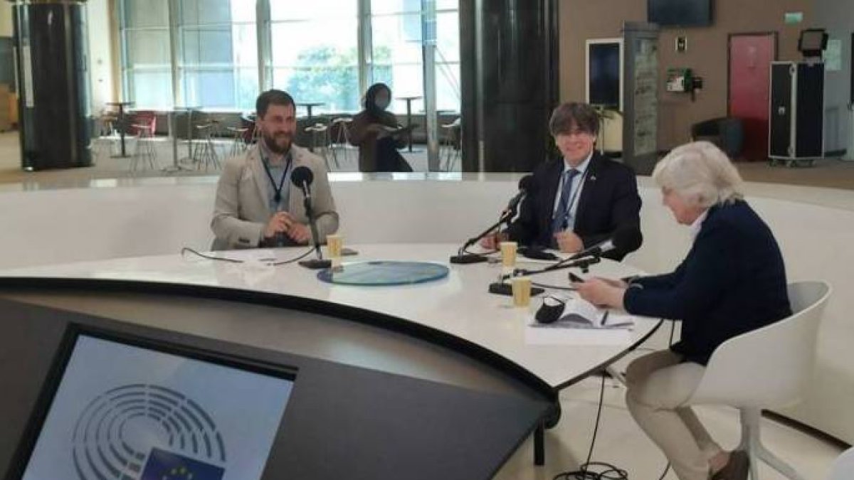 Puigdemont, junto a Comín y Ponsatí, este martes en un coloquio en Bélgica.