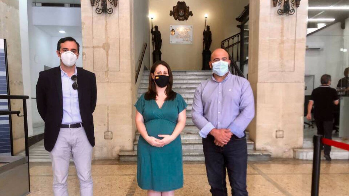 Ana Vega, portavoz de Vox, junto a Miguel Pascual y David Abad.
