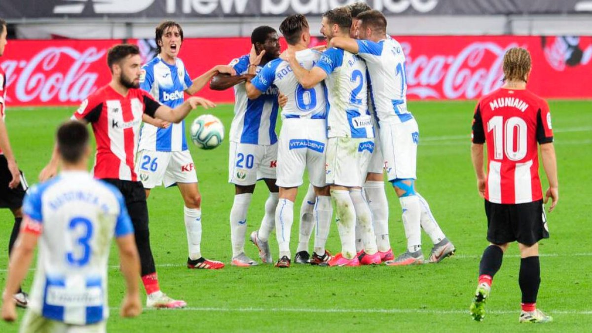 Los jugadores del Leganés se abrazan tras ganar en San Mamés al Athletic.