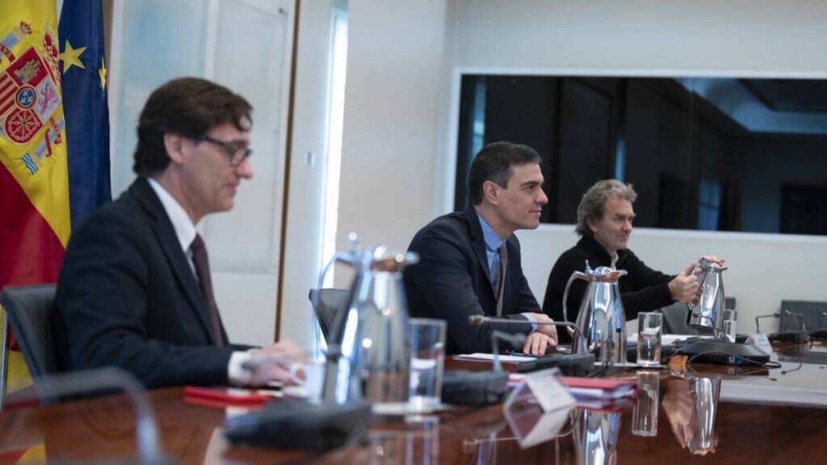 Pedro Sánchez junto a Salvador Illa y Fernando Simón.