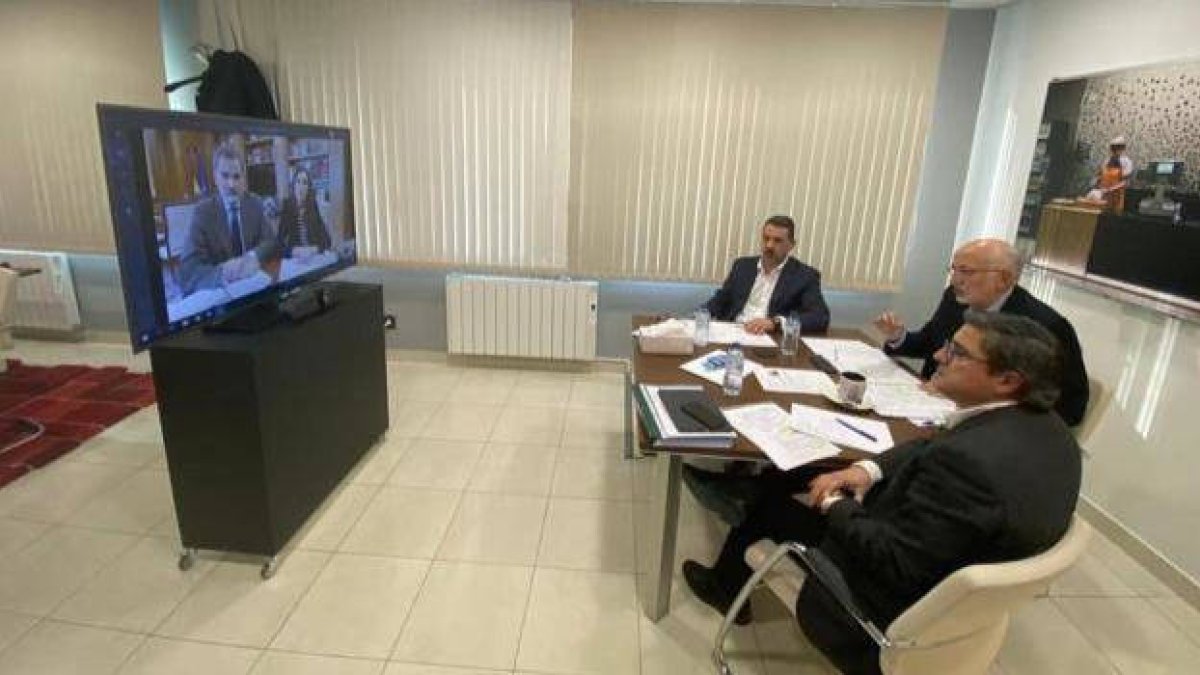 Juan Roig, con dos de sus directivos, en la conferencia con los Reyes