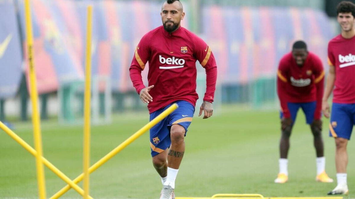 Arturo Vidal sigue entrenando con el Fútbol Club Barcelona.