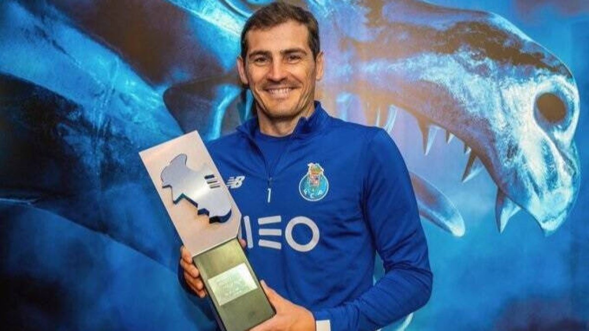 Iker Casillas, festejando el título de Liga logrado con el Oporto.