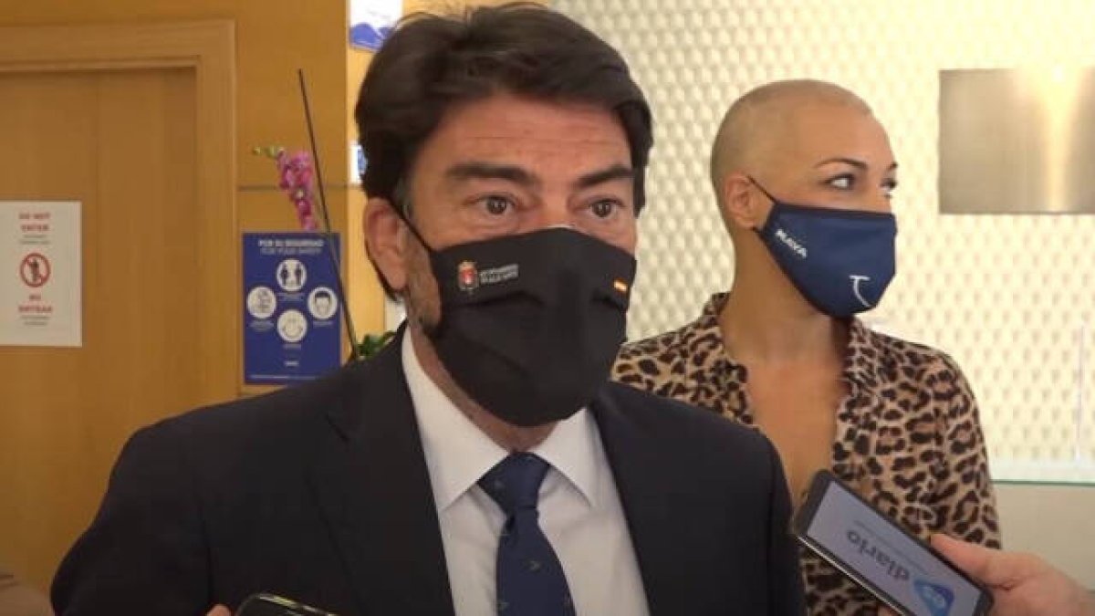 El alcalde pide a la oposición que “asistan a los homenajes cuando se organicen”.