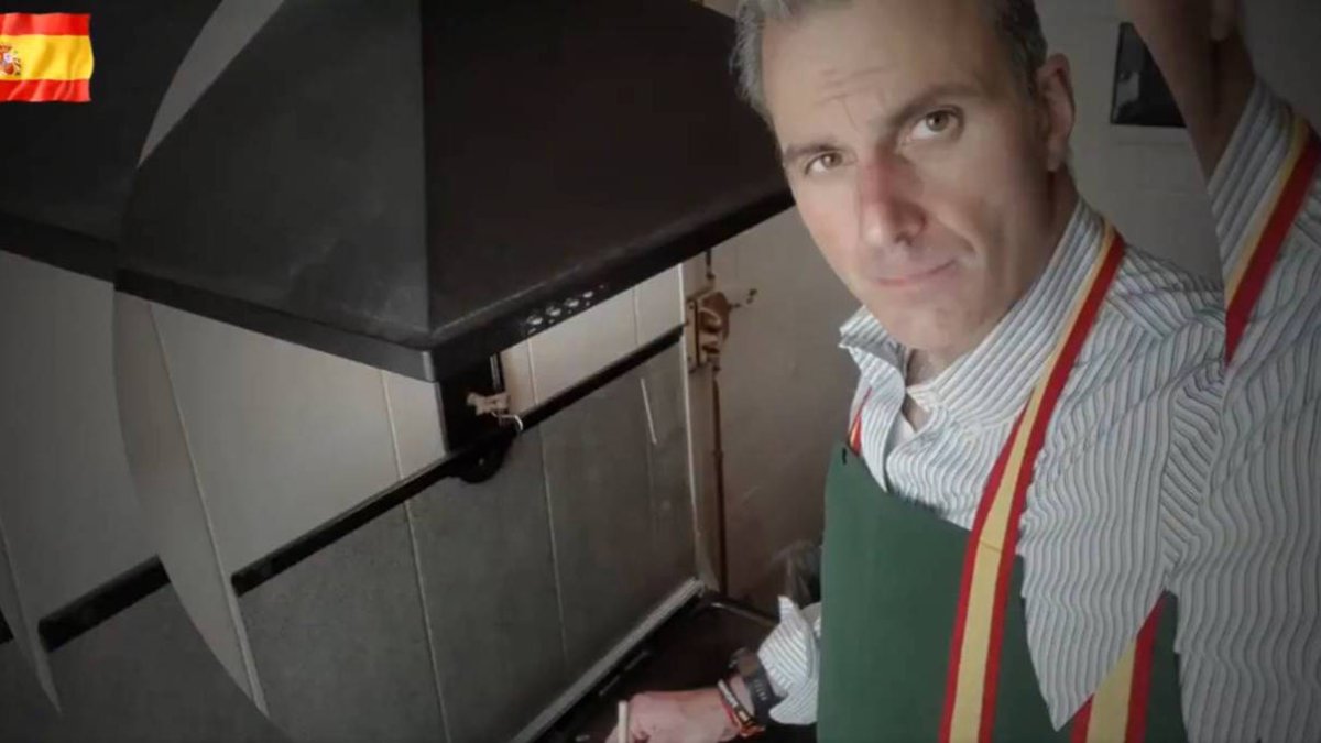 Ortega Smith, preparándose la comida en la cocina de su casa