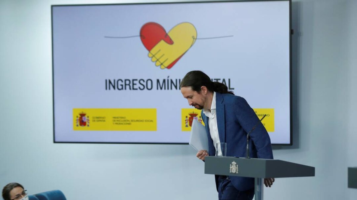 El galleo de Cayetana, el gallito de Pablo Iglesias y los tontos útiles