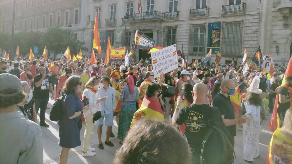 Miles de personas se echan a la calle para protestar contra Sánchez e Iglesias