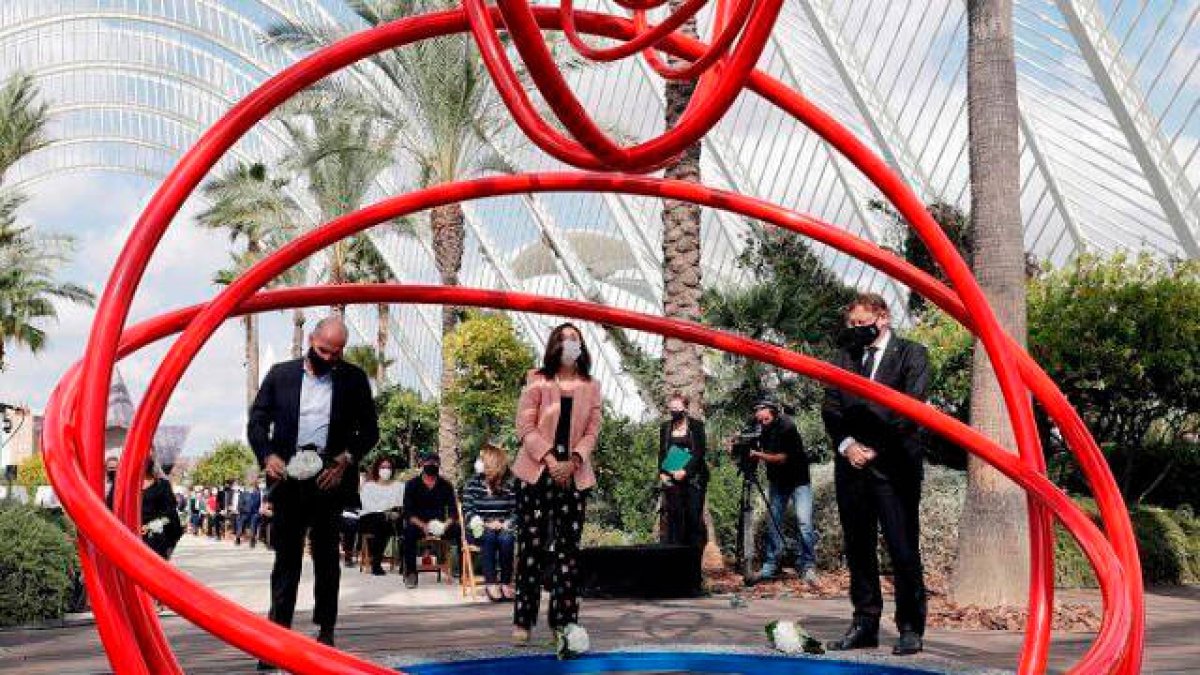 El periodista Luis Motes, la ministra Carolina Daries y el presidente de  la Generalitat, Ximo Puig, durante el acto de homenaje a las víctimas de la Covid.