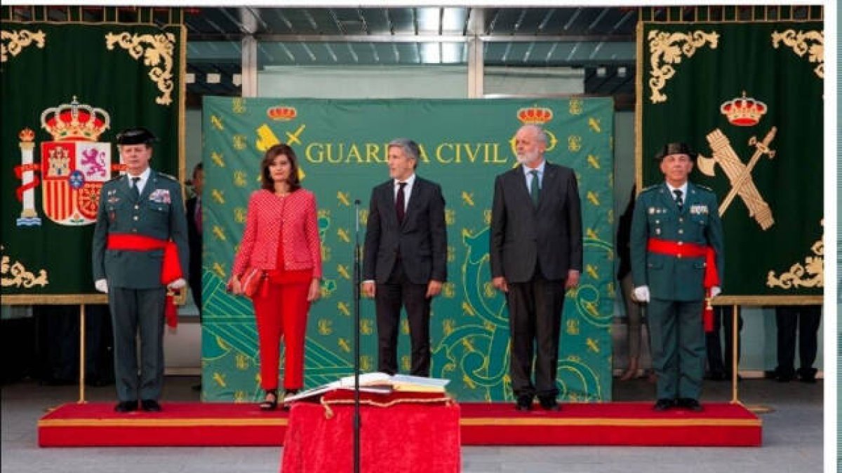 El ministro Marlaska presidió la toma de posesión de Fernando Santafé, a la derecha, como mando de operaciones de la Guardia Civil