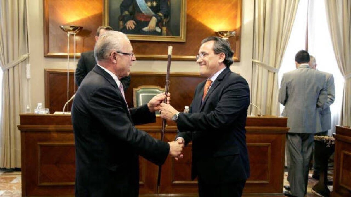 Hace nueve años Torró tomaba la vara de mando en el despacho con el cuadro del Emérito.