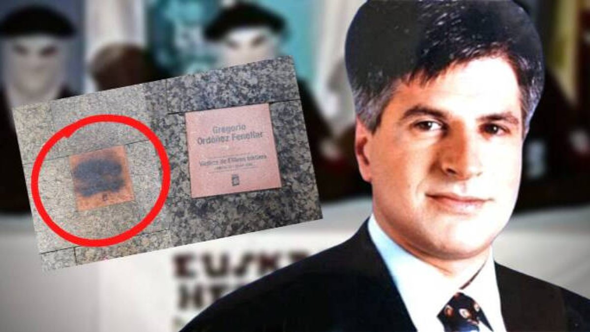 Gregorio Ordóñez, ante la placa que han atacado y la placa original