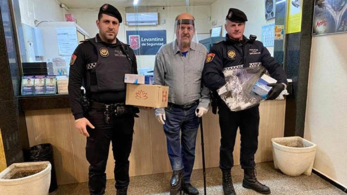 Agentes de la Unidad de Convivencia y Seguridad con josé Luis Roberto Navarro (Levantina de Seguridad)