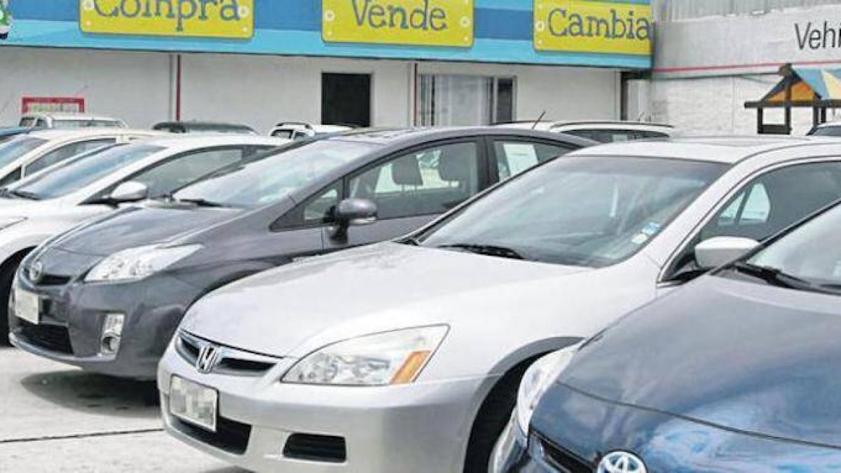El precio de los coches usados baja y el de los nuevos apenas sube