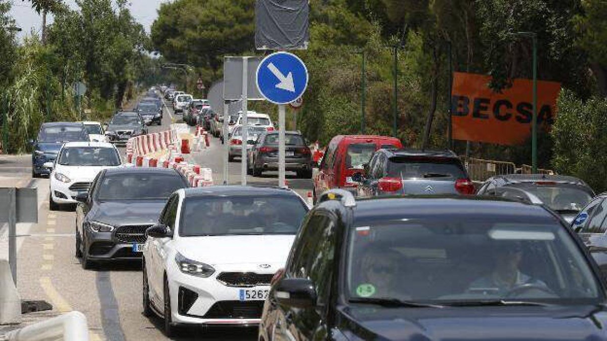 Atasco en la carretera CV-500.