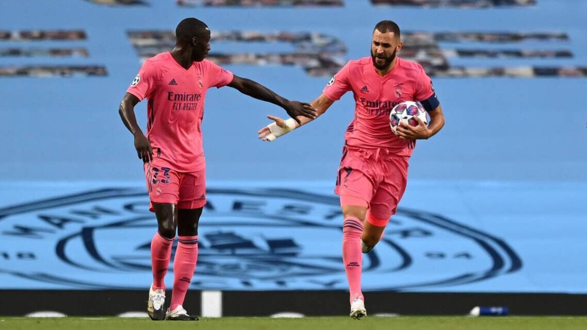 Benzema y Mendy celebran el gol que el Real Madrid marcó al City en Champions.