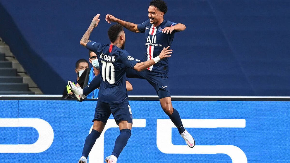 Marquinhos y Neymar celebran el primer gol del PSG ante el Leipzig.