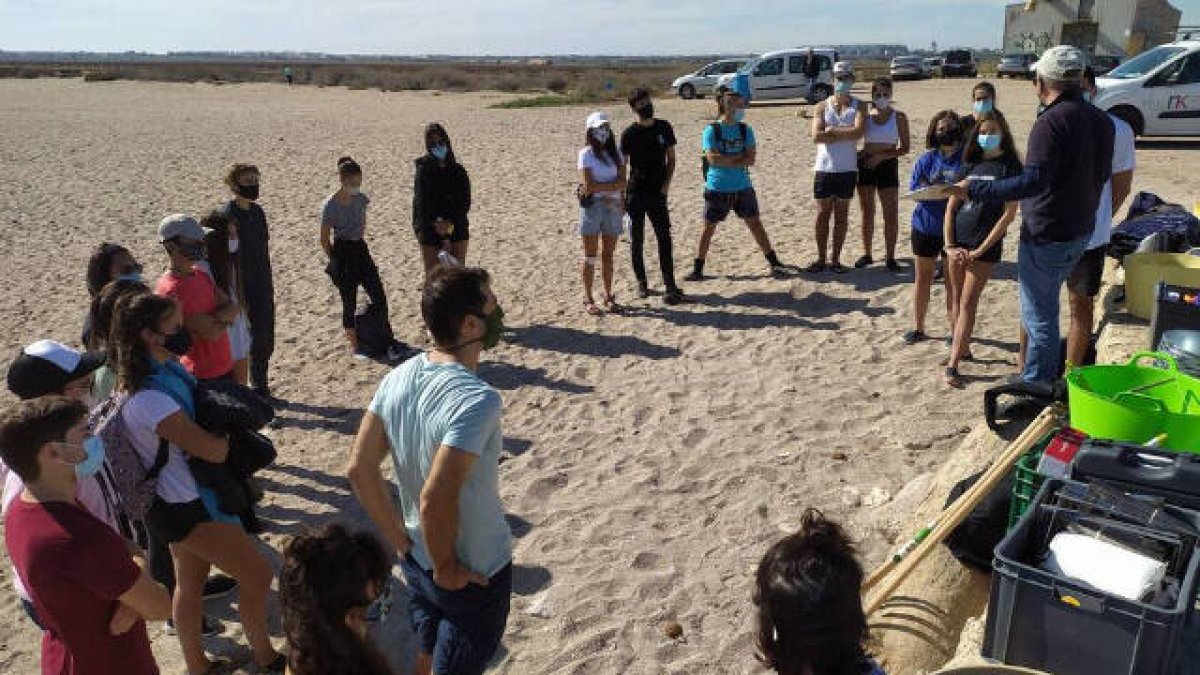 Un grupo de voluntarios recoge más de 21 kg de basura en la playa alicantina de Agua Amarga / FOTO: Universidad de Alicante