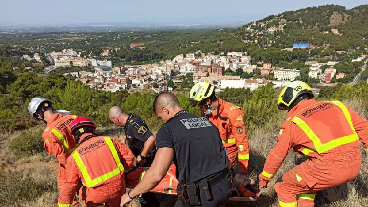 Despliegue de policías y bomberos para un complicado rescate en la montaña