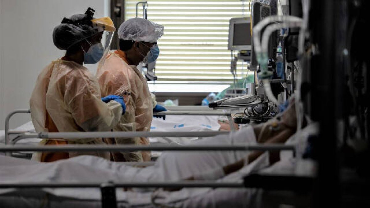 Un sanitario atiende a un paciente en la UCI dedicada a enfermos covid / FOTO: Eduardo Parra / Europa Press