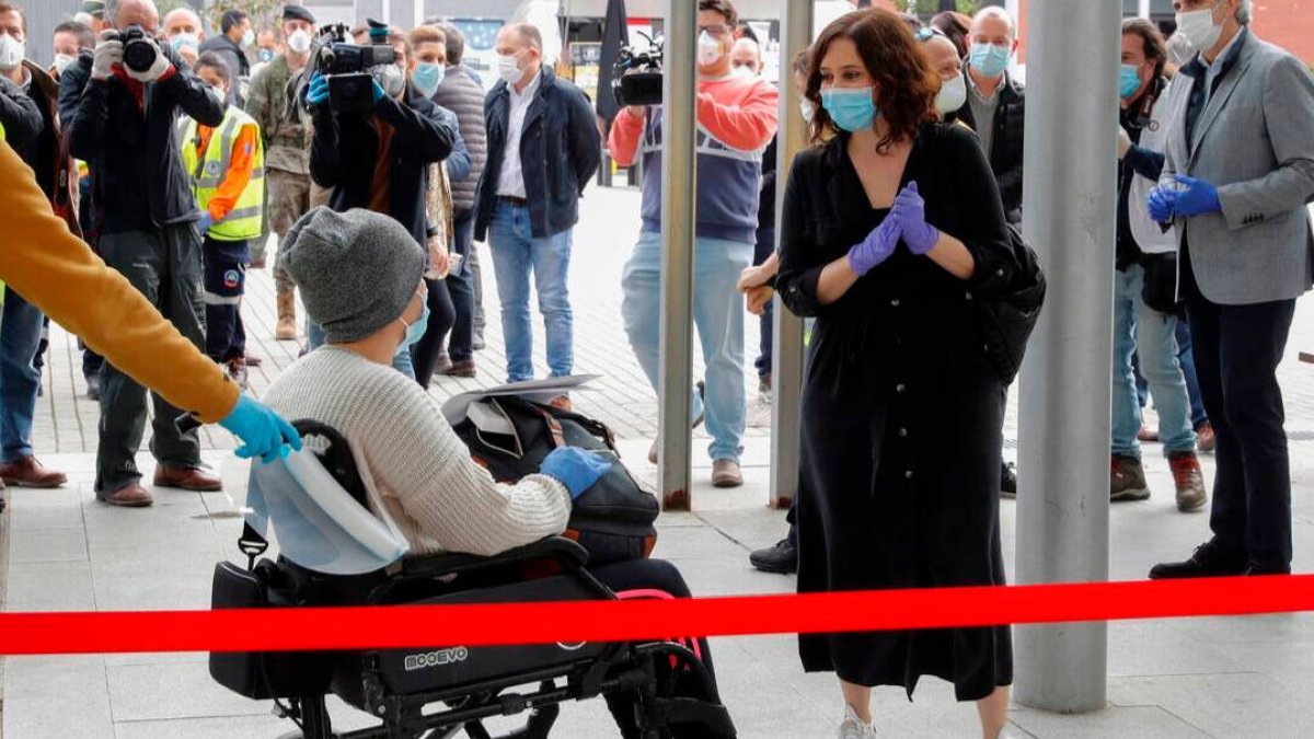 Díaz Ayuso en el hospital de campaña de Ifema.