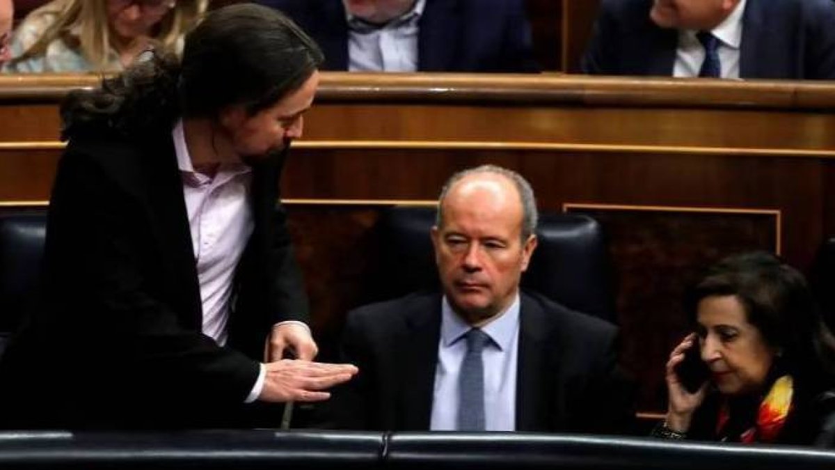 Pablo Iglesias y Margarita Robles en la bancada del Gobierno con el ministro de Justicia entre ambos.