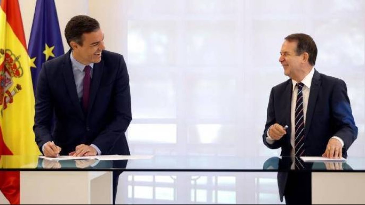 La rebelión de los alcaldes ha borrado la sonrisa a Sánchez y a Ábel Caballero.