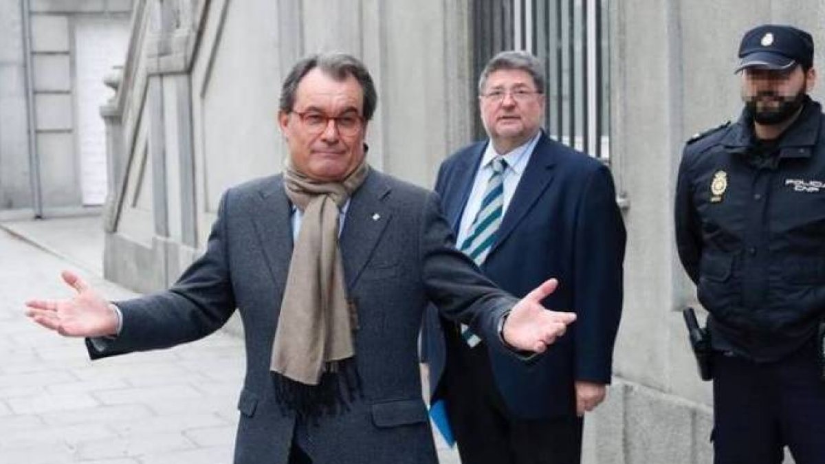 Artur Mas hace un significativo gesto a las puertas del Supremo.