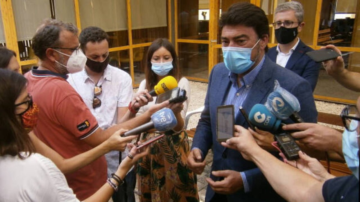 El alcalde de Alicante, Luis Barcala, celebra que el gobierno haya rectificado su postura / FOTO: O.A.