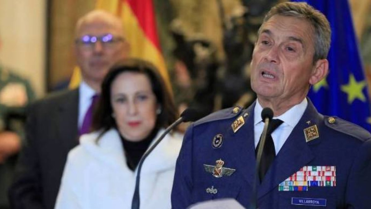 La ministra Robles y, en primer término, el JEMAD.